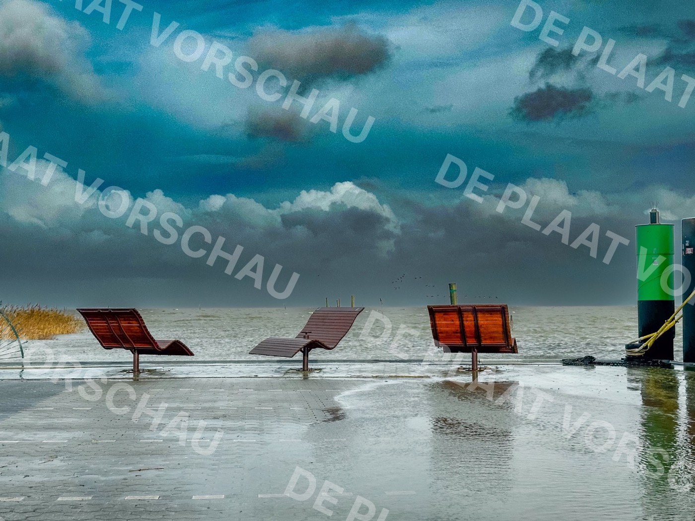 Fotografie von Liegebänken an der Nordsee bei dramatischem Wetter